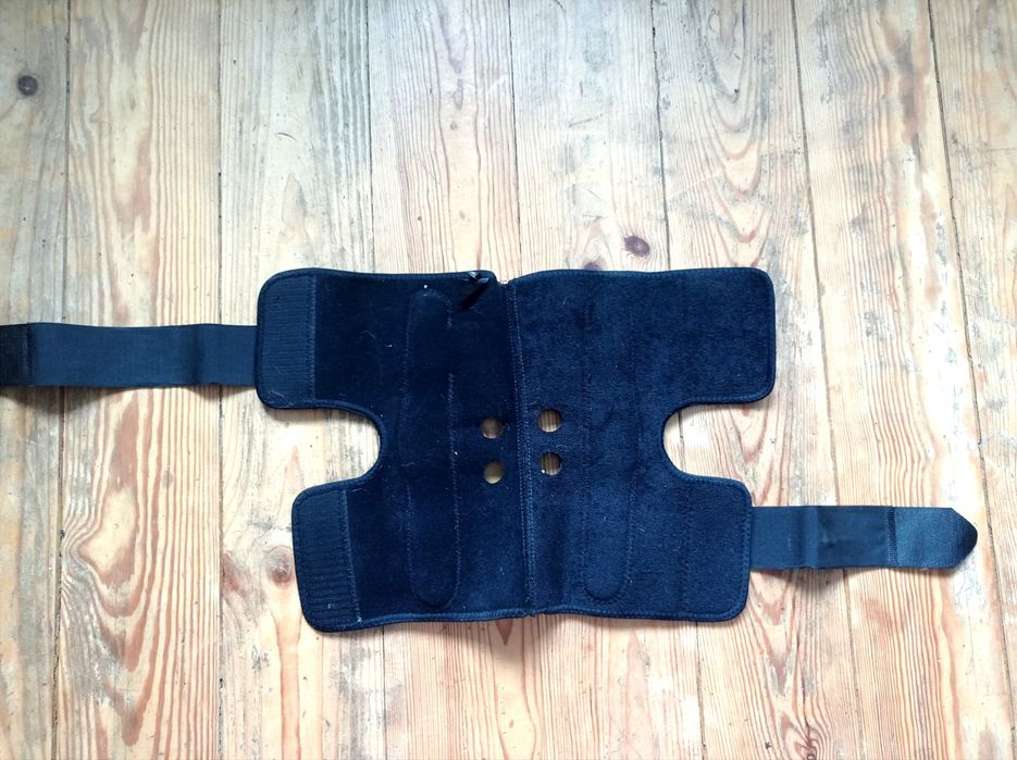 Бандаж на коліно з бічними шинами