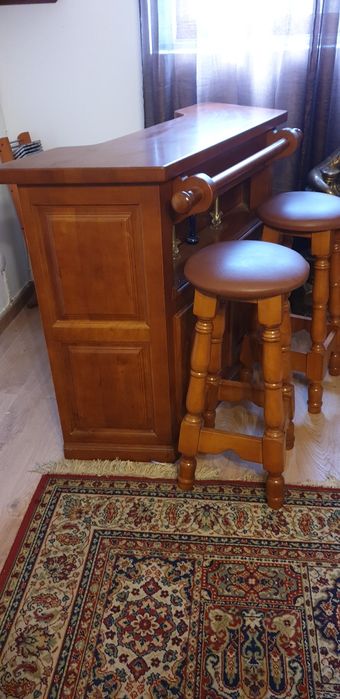 Bar de madeira maciça (cerejeira) em bom estado