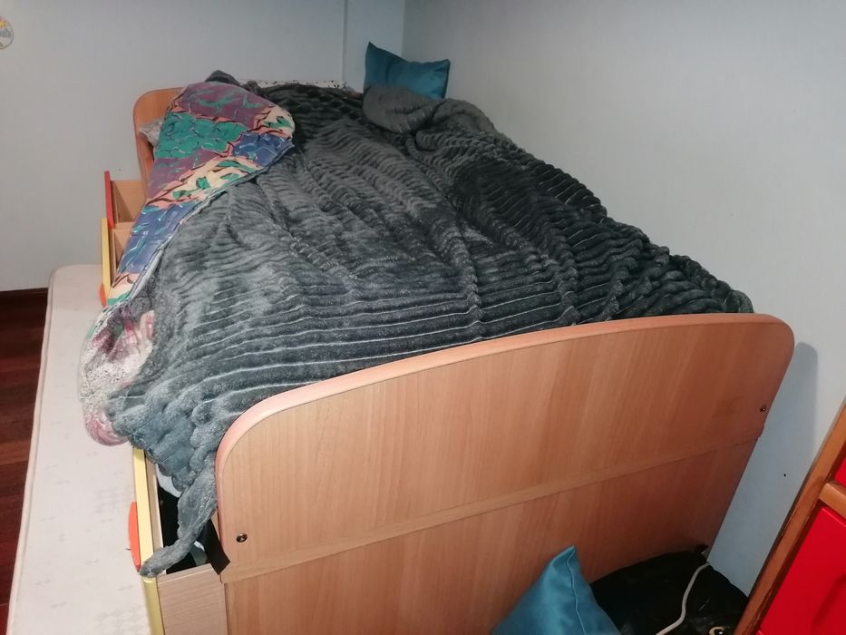 Cama dupla de solteiro com gavetas de arrumação