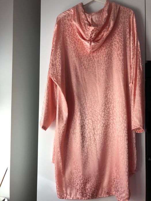 Satynowa tunika z kapturem