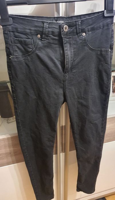 Czarne jeansy z wysokim stanem