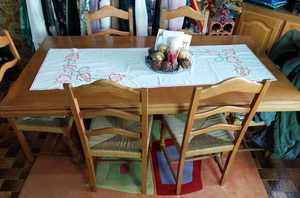 Mesa de cozinha de madeira com 6 cadeiras