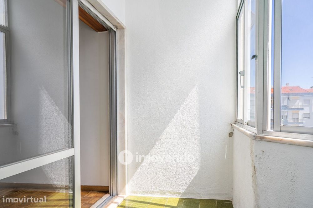 Apartamento T2, com boa luz natural, em Odivelas
