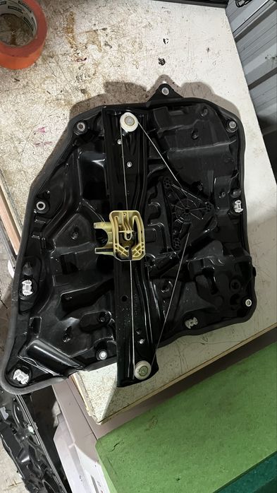 Szyba i mechanizm BMW G31