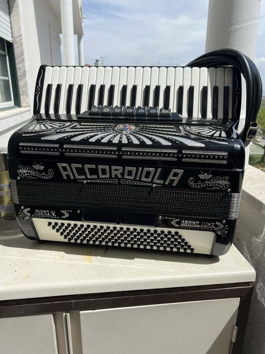 Accordiola à 4a voz Como NOVO– Acordeão Italiano | Excelente Estado com mala e acessórios novos 
Vendo acordeão Accordiola Piano IV Grand Luxe, fabric