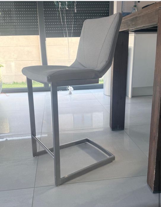 Sprzedam stół z krzesłami