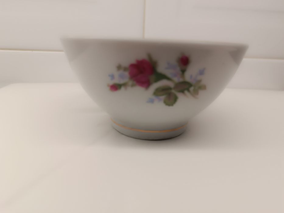 Conjunto Porcelana Antigo. Chávena, Pires e Tigela