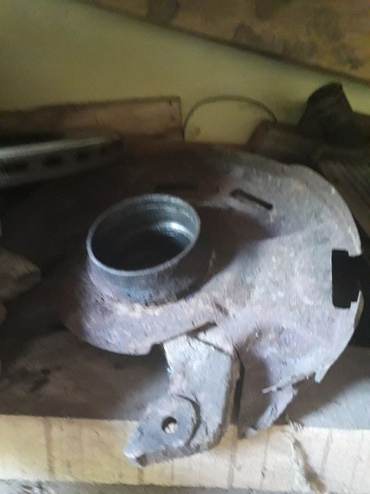 Продам кулак поворотний мазда 323