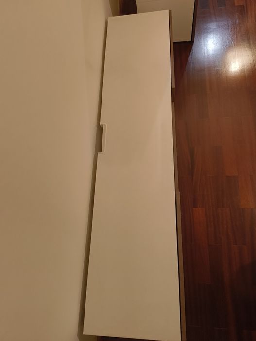 Móvel de televisão Besta com portas