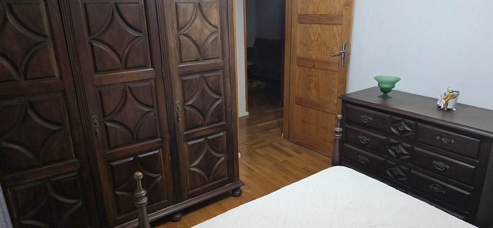 Quarto completo, cama, mesinhas, roupeiro, cómoda.  Madeira maciça