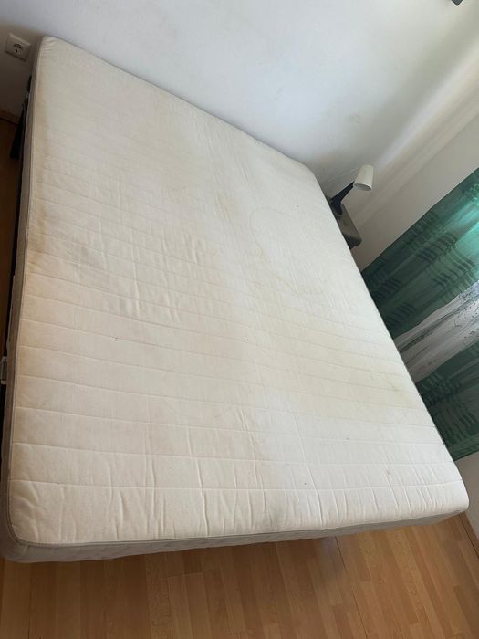 Cama grande de casal