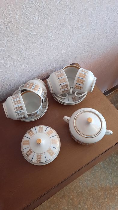 Продам: статуетки, сервізи, посуд, рюмки, бокали, тарілки,вази