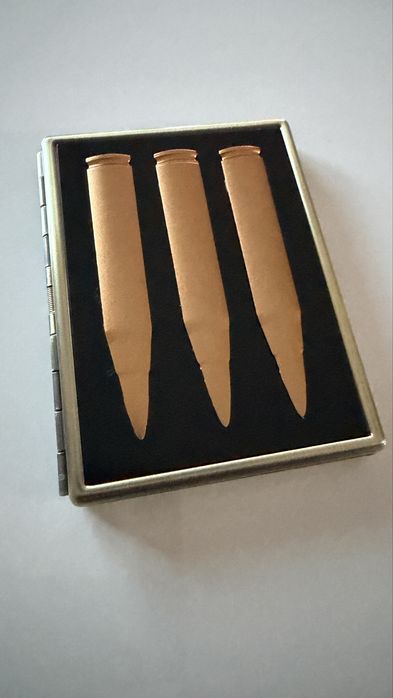 Caixa cigarreira metálica NOVA de execelente qualidade