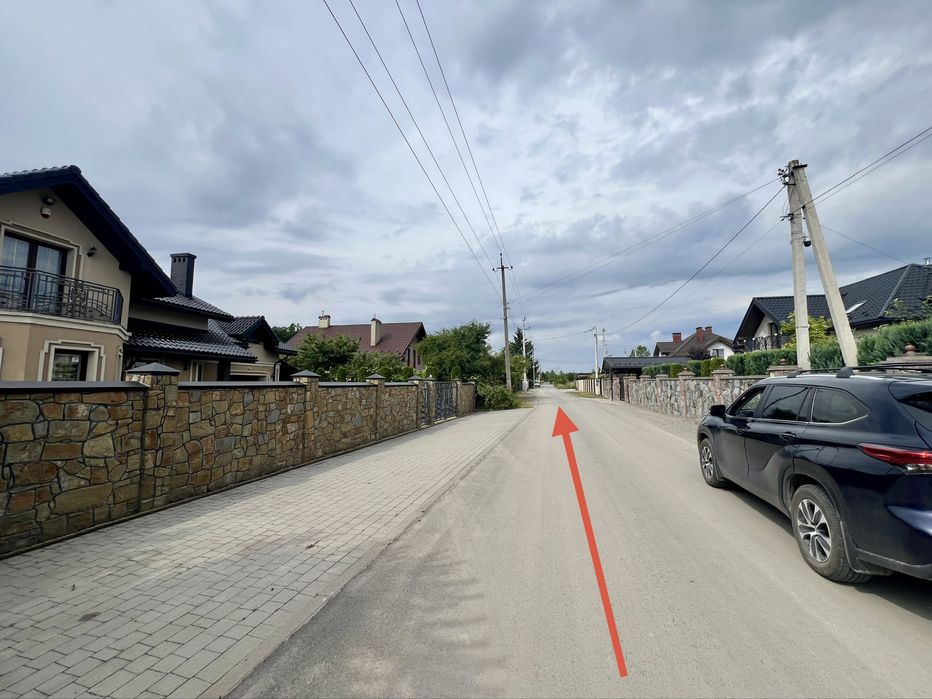 Земельна ділянка в с. Зубра. 11,2 соток біля лісу. Світло підключене. Газ поруч. Асфальт.