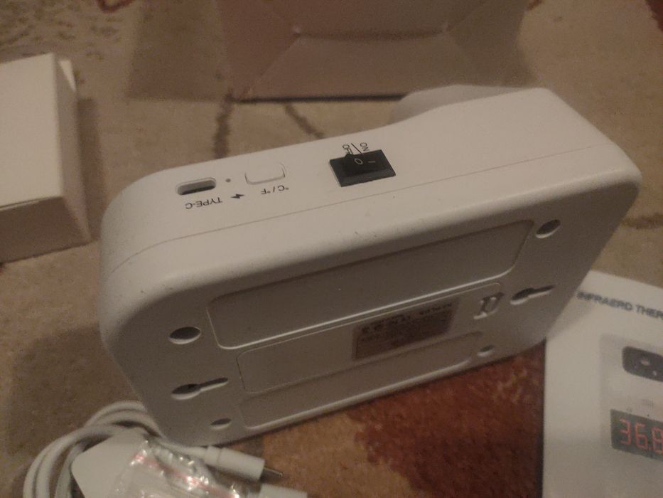 Termometr bezdotykowy do instalacji na ścianę