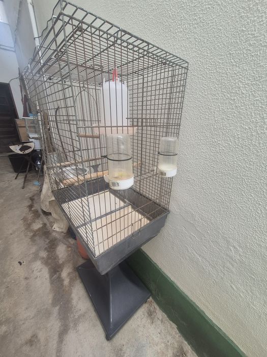 Gaiola com pé e rodas