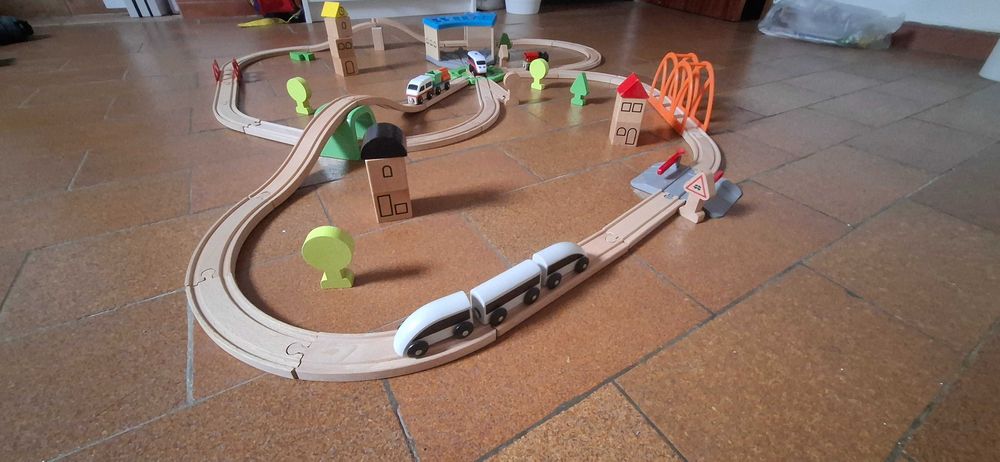 Circuito de Comboios IKEA – Com Pontes, Estação e Acessórios