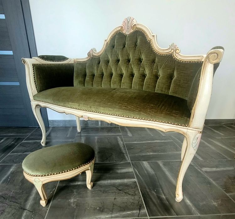 Mała sofa z podnóżkiem