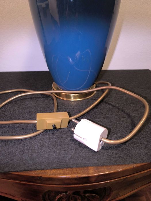 Antigo candeeiro em porcelana azul e metal amarelo.