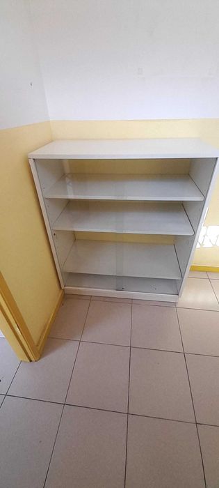 2 moveis madeira com vitrine