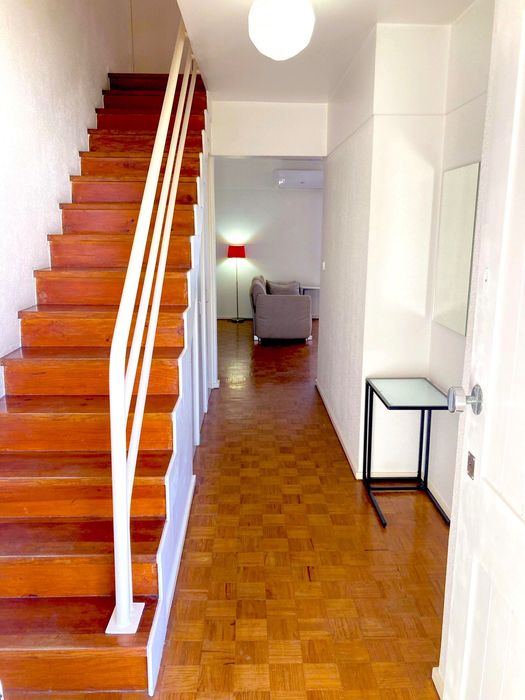 Duplex T2/T3, com 103 m², no centro de Telheiras