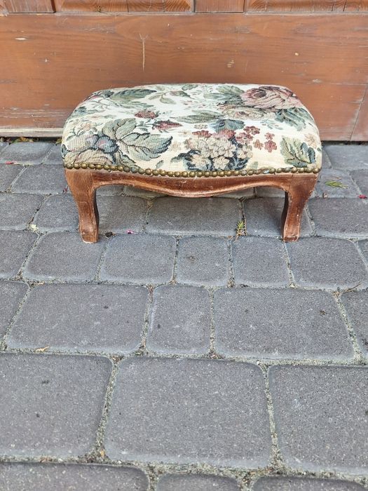 Stary podnóżek ,klęcznik w stylu Ludwikowskim