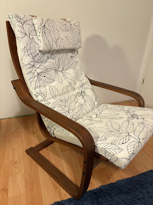 Fotel IKEA POÄNG – drewniany, z poduszką i zagłówkiem
