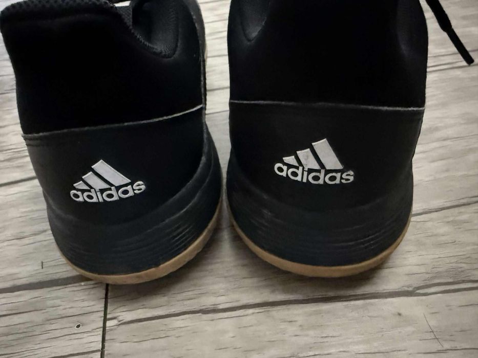 Buty czarne adidas.