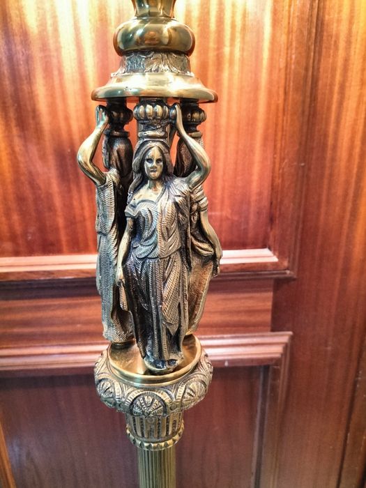 Candeeiro Antigo de Pé Alto em Bronze