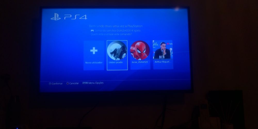 Ps4 sem comandos mas com cabos