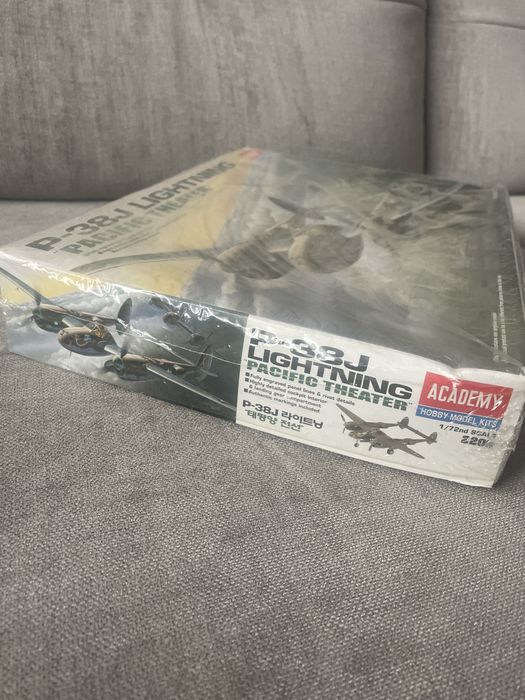 P-38J lighting Pacific Theater / 1:72 , Academy