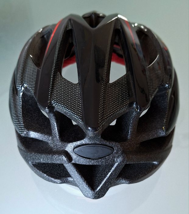 Capacete de ciclismo preto e vermelho