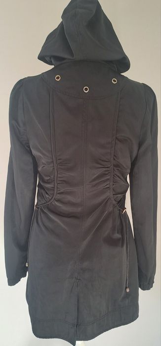 Casaco/ Parka preto, com detalhes diferentes Tam 38