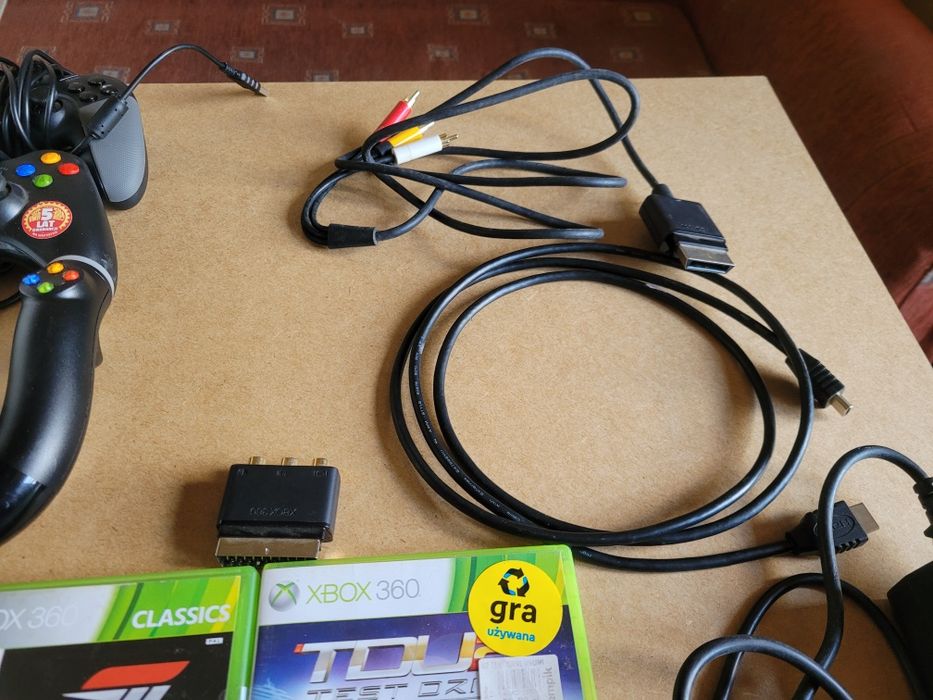 Sprzedam xboxa 360 z 2 padami kierownicą  I grami