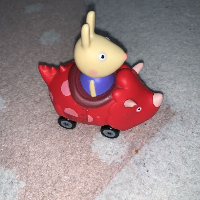 Samochod dinozaur z krolikiem z bajki swinka peppa