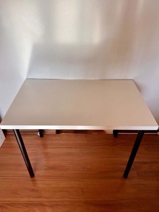 Mesa com tampo branco IKEA