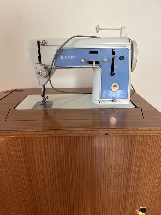 Máquina de Costura Industrial Singer com Móvel em Madeira