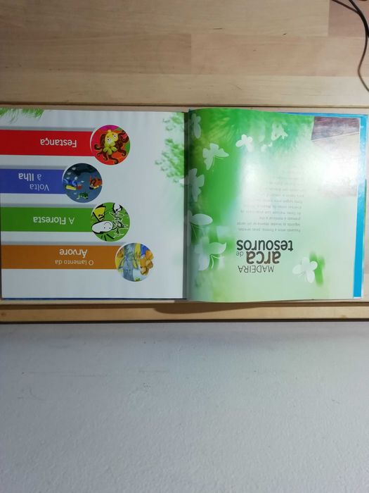 Livro infantil com 4 histórias Arca de Tesouros