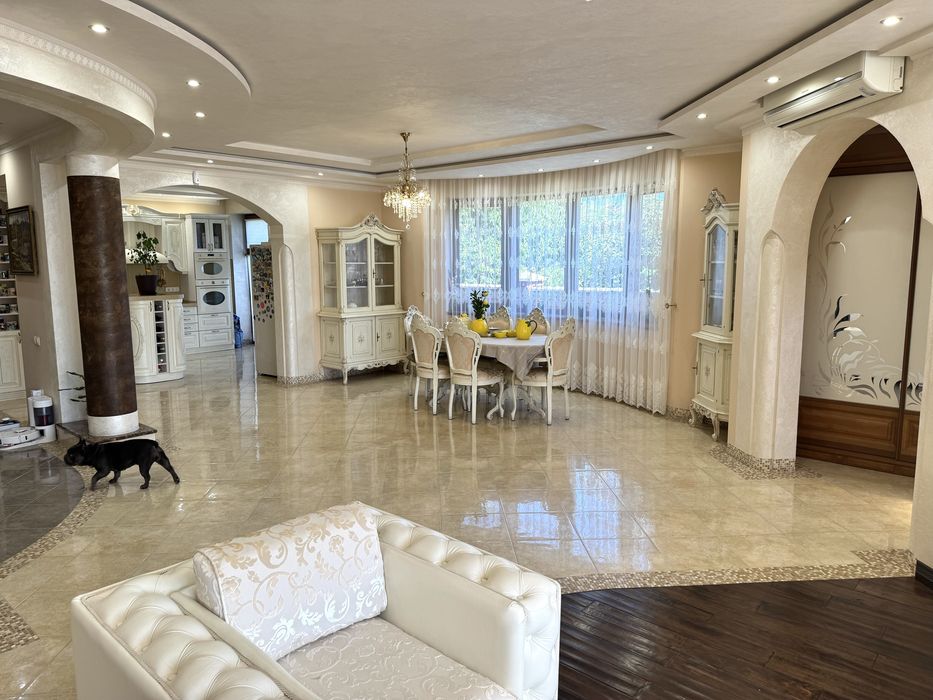 Сучасний будинок з закритим басейном