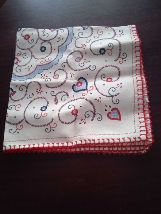 Toalha de mesa bordada à mão