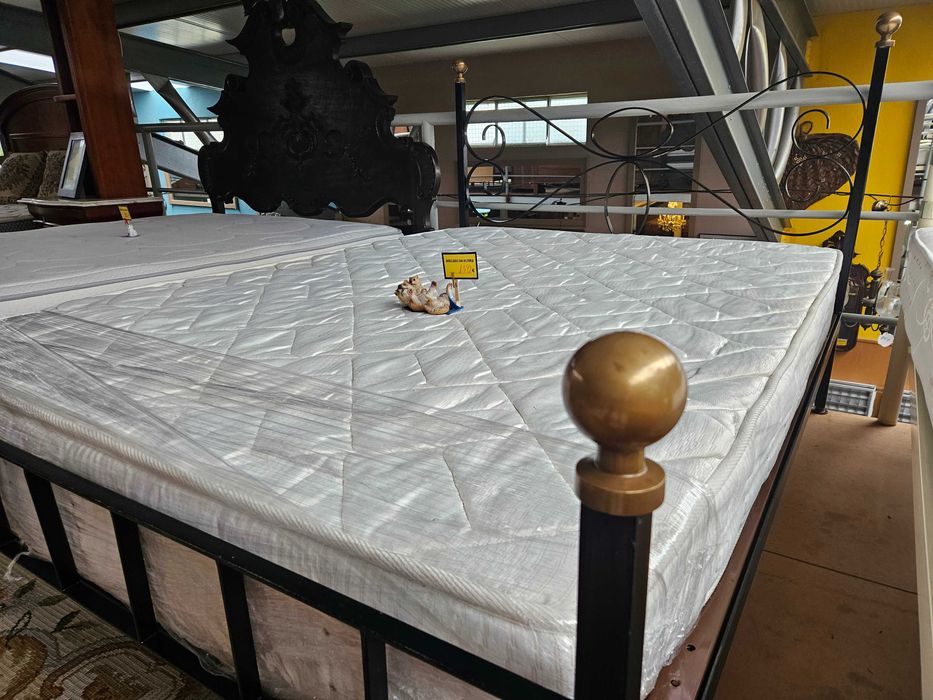 Cama em ferro com estrado e colchão - Bom estado geral