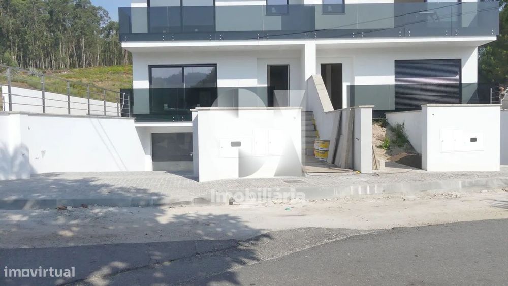 Moradias V3 com Acabamentos de Luxo e 3 Pisos
