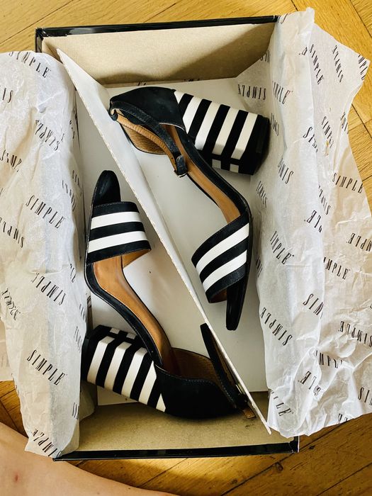 Sandały na słupku 37