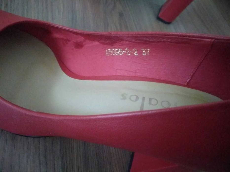 Червоні туфлі Stoalos