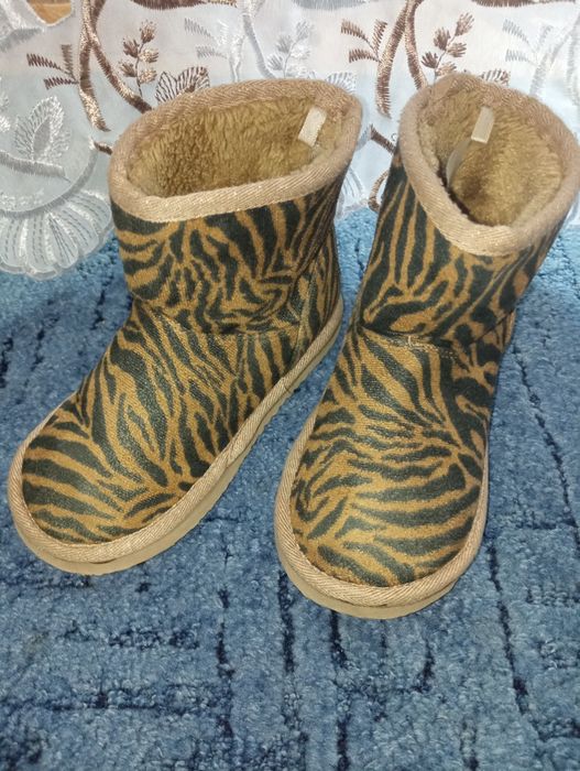 Угги на дівчинку