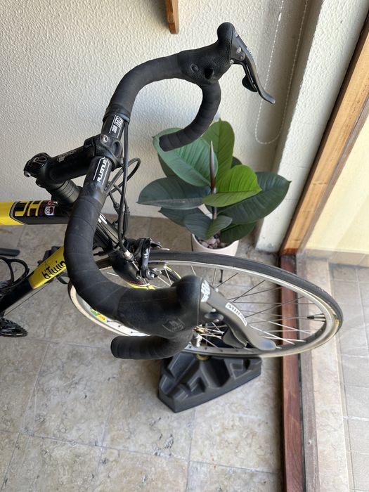 Biciclera e rolos de fixar