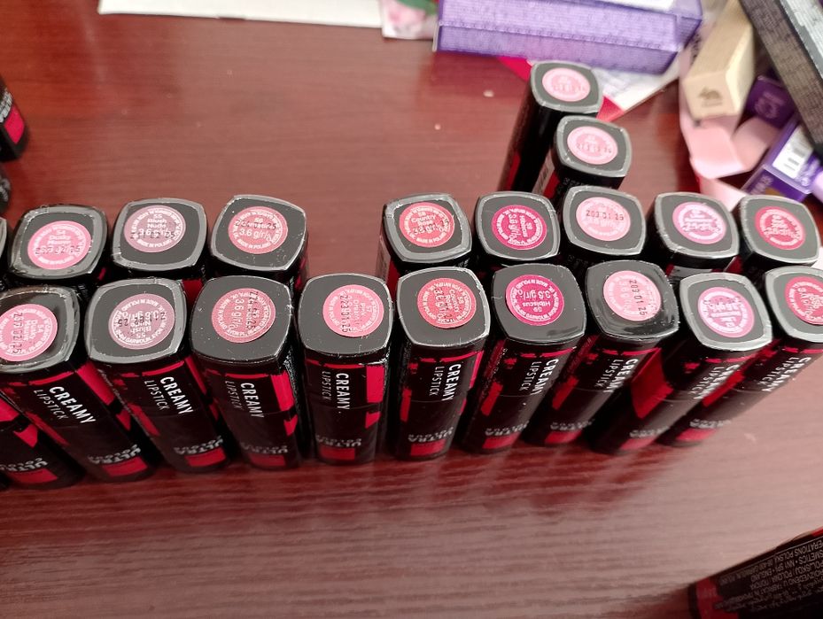 Pomadka  do ust Ultra Colour(Matte, Creamy i Shimmer) Avon