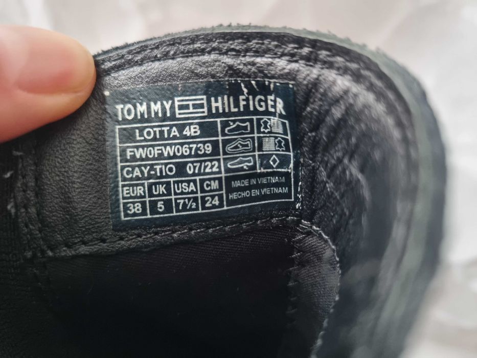 Botki Tommy Hilfiger – czarne, zamszowe, na stabilnym obcasie 38