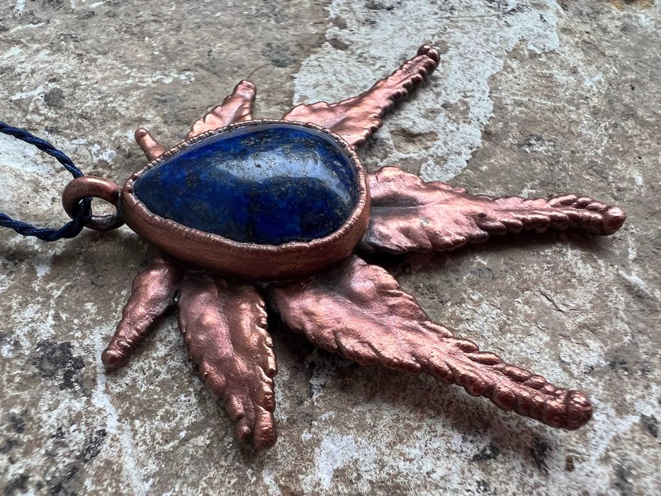 Wisior prawdziwy klon i lapis lazuli zatopiony w miedzi - 6,1 cm