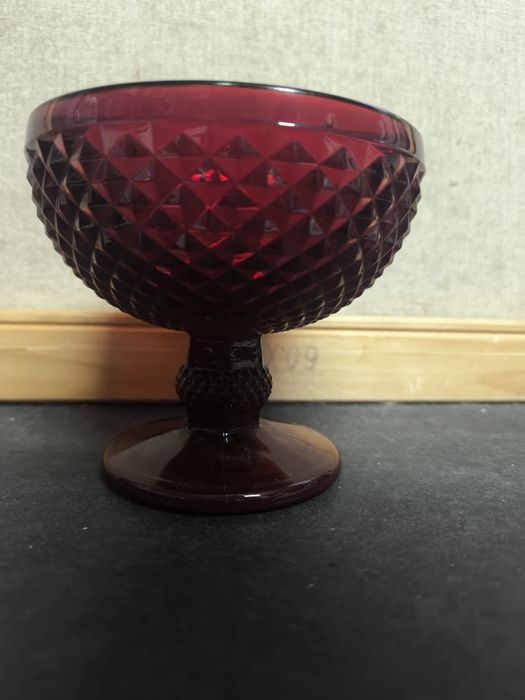 Taça de vidro rubi com relevo. 
Taça de vidro em tom rubi com um desig